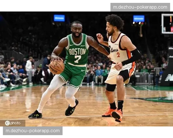 布朗27分8篮板8助攻准三双 绿军核心全面表现带队取胜